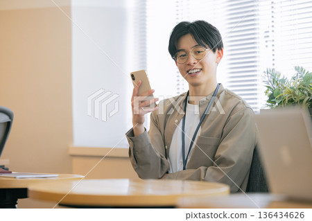 在咖啡館使用智能手機的商人 136434626
