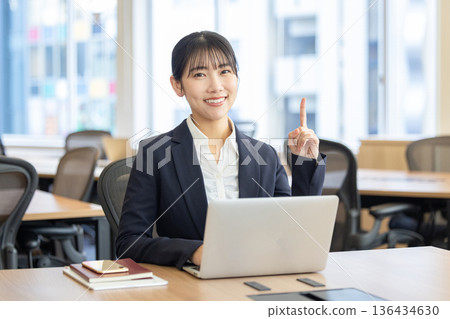 在辦公室工作的婦女 136434630