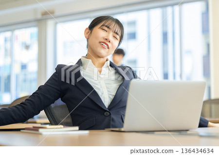 完成工作的女性 136434634