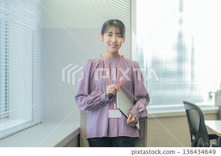 Business woman with laptop 136434649