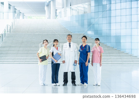 在醫院工作的醫務人員 136434698