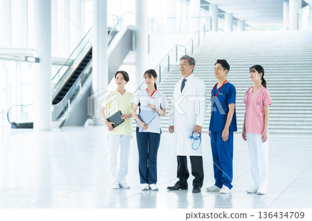 在醫院工作的醫務人員 136434709