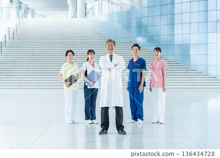 在醫院工作的醫務人員 136434728