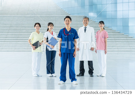 在醫院工作的醫務人員 136434729