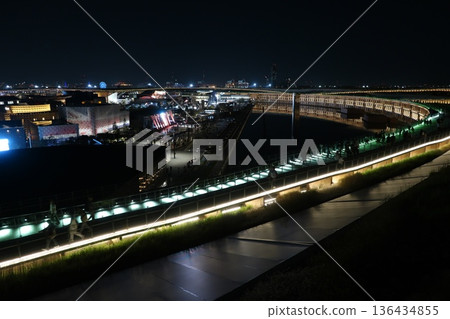Night view of the large roof ring at the Osaka Kansai Expo (EXPO2025) Night view of the large roof ring at the Osaka Kansai Expo (EXPO2025) 136434855