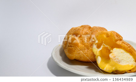 Melty custard cream puffs 136434989