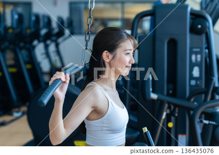 Young woman training in a sports gym 136435076