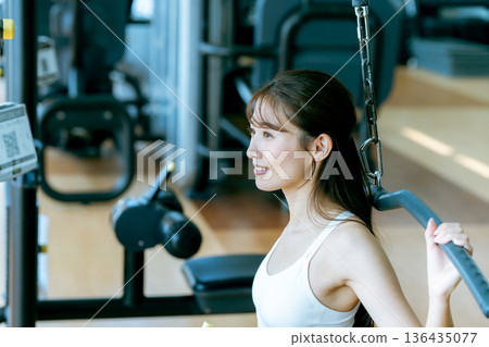 Young woman training in a sports gym 136435077