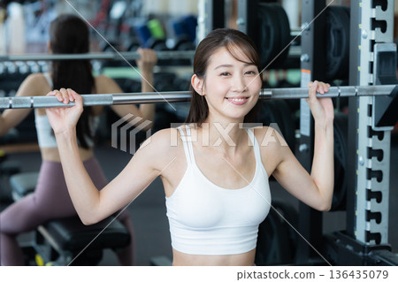 在健身房訓練的年輕女子 在健身房訓練的年輕女子 136435079
