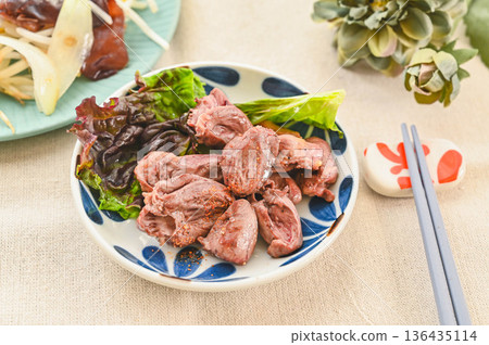 Grilled salted chicken hearts 136435114