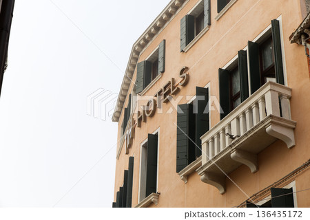 酒店外牆 136435172