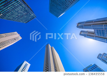 日本東京城市景觀:新宿副中心和東京都廳大樓的摩天大樓盡收眼底。藍天白雲。 2026年2月9日 日本東京城市景觀:新宿副中心和東京都廳大樓的摩天大樓盡收眼底。藍天白雲。 2026年2月9日 136435558