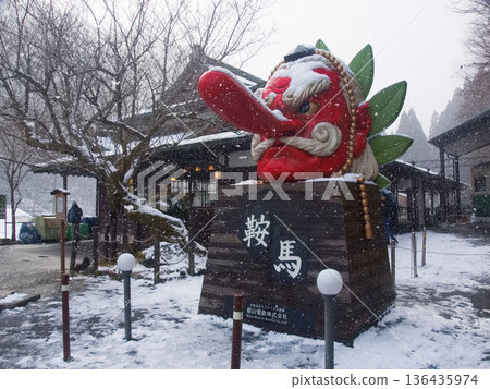 Kurama Station on a snowy day, Kyoto 136435974