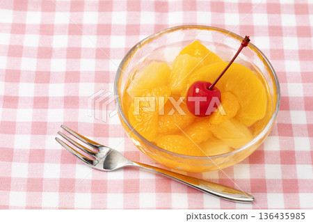 玻璃碗裡的什錦水果 136435985