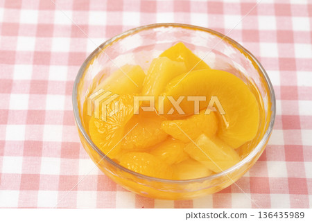 玻璃碗裡的什錦水果 玻璃碗裡的什錦水果 136435989