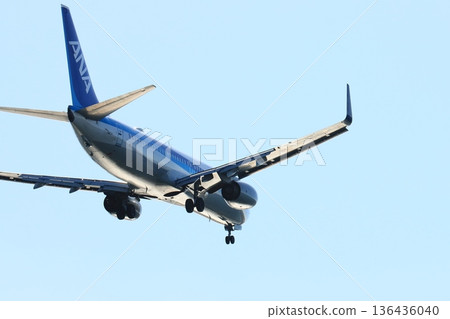 客機降落在羽田機場,飛機降落進場 客機降落在羽田機場,飛機降落進場 136436040