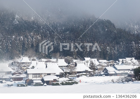 美山的雪景 136436206