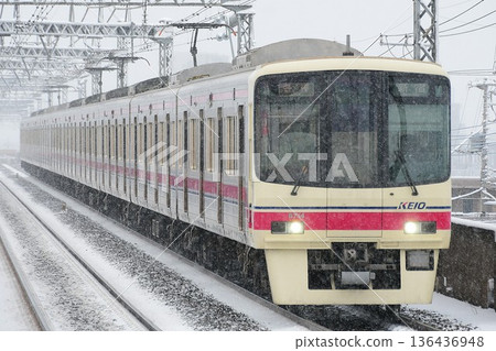 京王8000系列8714F在雪地裡行駛 136436948