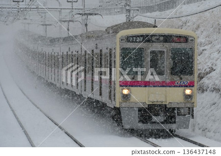 Keio 7000 series 7727F running in the snow 136437148