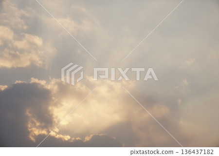 太陽從雲層之間探出頭來 136437182