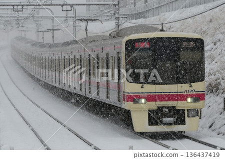 京王8000系列8703F在雪地運行 136437419