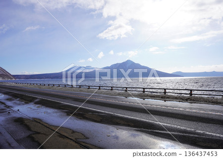 從支笏湖畔的停車場望去的沓前岳和風浮士岳 136437453