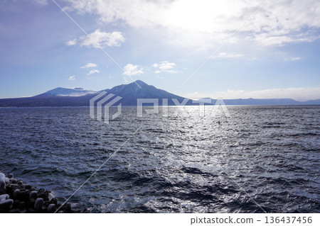 從支笏湖畔的停車場望去的沓前岳和風浮士岳 136437456