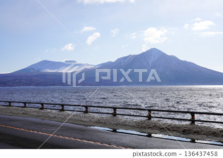 從支笏湖畔的停車場望去的沓前岳和風浮士岳 136437458