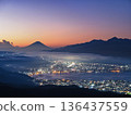 從高坳高原眺望富士山與夜景 136437559