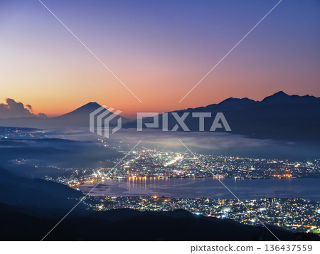 從高坳高原眺望富士山與夜景 136437559