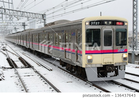 京王7000系列7727F在雪地裡行駛 京王7000系列7727F在雪地裡行駛 136437643