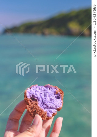 紫薯沙塔安達吉,背景是宮古島的海洋 紫薯沙塔安達吉,背景是宮古島的海洋 136437669