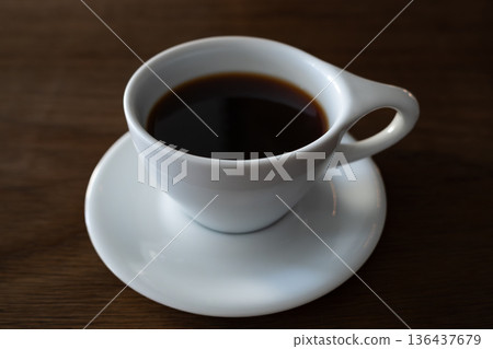 一個簡單的咖啡杯,裡面裝滿了咖啡 一個簡單的咖啡杯,裡面裝滿了咖啡 136437679