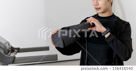 VR頭戴式耳機和跑步 136438540