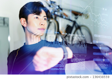 一名男子在運動時檢查手錶 136438559