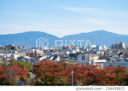 [大阪府松原市] 從今池水未來中心眺望金剛山、葛城山山脈和調幅廣播發射站（秋季/秋葉） 136438631
