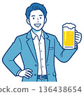 一位穿著西裝的男士舉起啤酒杯碰杯。上半身插圖 136438654