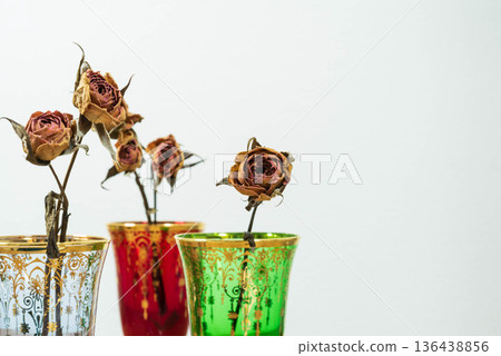 乾燥玫瑰和威尼斯玻璃 136438856