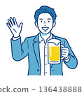 一個穿著西裝的男人舉起手上的啤酒… 136438888