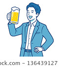 一位身穿西裝、面帶微笑的男士舉起啤酒杯碰杯（插圖） 136439127