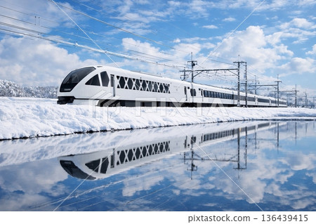 雪中的鄉村景色和東武鐵道的新型特快列車“Spacia X”。 136439415