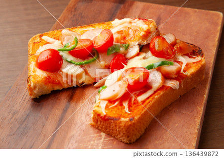 Pizza toast  136439872
