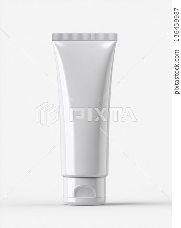 白色背景上的普通化妝品軟管容器模型，護膚品包裝材料 136439987
