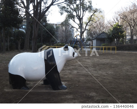 公園裡有熊貓造型的遊樂設施和冬季遊樂場。 136440046