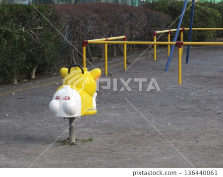 冬季公園裡矗立著黃色動物造型的春季遊樂場設施 136440061