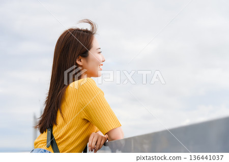 A woman traveling looks up at the sky. Photo courtesy of Kansai International Airport (KIX) A woman traveling looks up at the sky. Photo courtesy of Kansai International Airport (KIX) 136441037