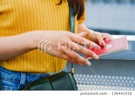 Passport check and travel preparations ■Filming cooperation: Kansai International Airport (KIX) Passport check and travel preparations ■Filming cooperation: Kansai International Airport (KIX) 136441038