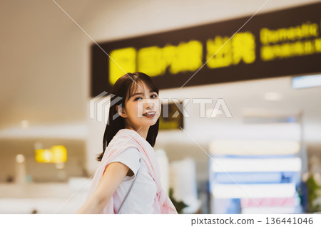 A smiling woman at the airport ■Photography cooperation: Kansai International Airport (KIX) A smiling woman at the airport ■Photography cooperation: Kansai International Airport (KIX) 136441046
