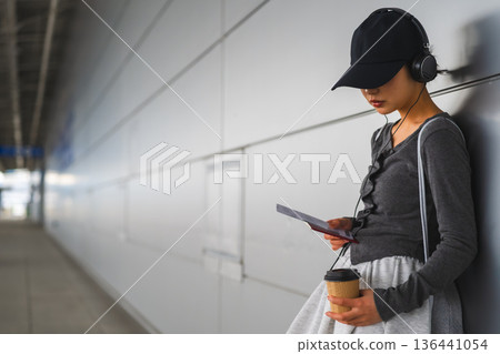 A woman waiting at the station ■Photography cooperation: Kansai International Airport (KIX) 136441054