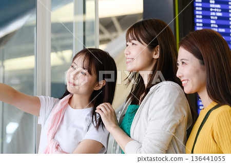 Friends taking a selfie at the airport ■Photography courtesy of Kansai International Airport (KIX) 136441055